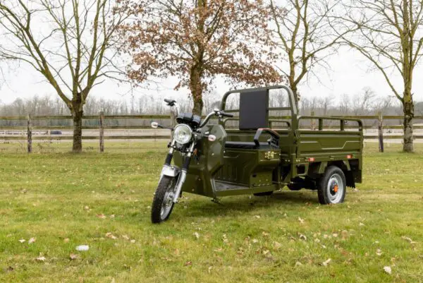 Triporteur vert militaire avec un grand caisson