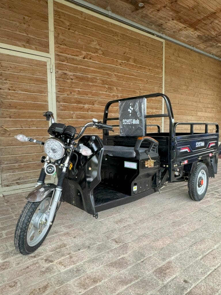 Triporteur noir avec un grand caisson