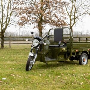 Triporteur vert militaire avec un grand caisson